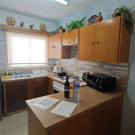 Manors Seaside 2br House 100m From The & Free Parking Ferienhaus Meneou