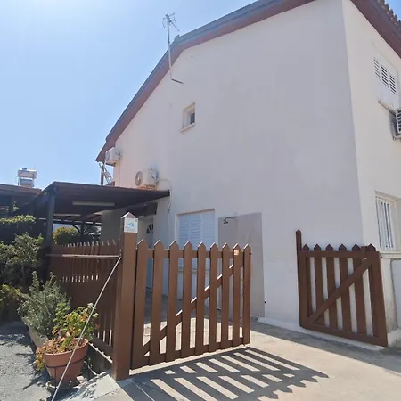 Ferienhaus Manors Seaside 2br House 100m From The & Free Parking Meneou