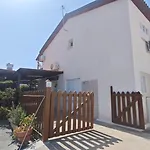 בית נופש Manors Seaside 2br House 100m From The & Free Parking Meneou