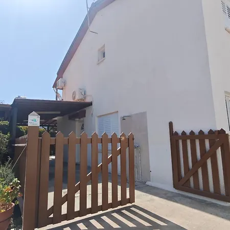 Manors Seaside 2br House 100m From The & Free Parking Meneou