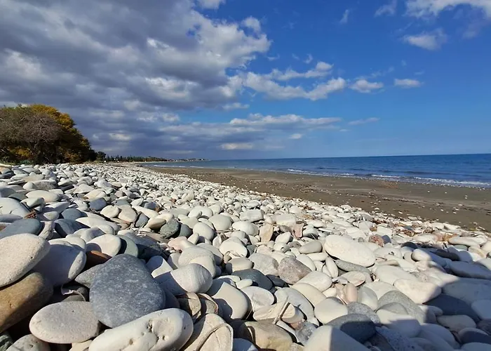 Manors Seaside 2br House 100m From The & Free Parking * Meneou