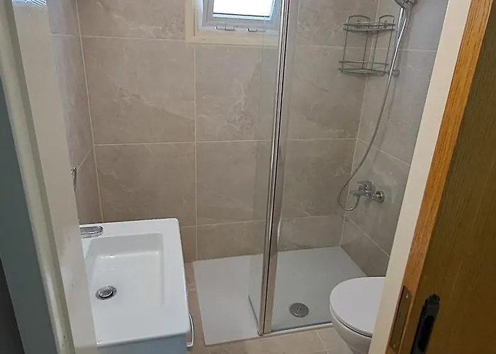 Manors Seaside 2br House 100m From The & Free Parking * Meneou